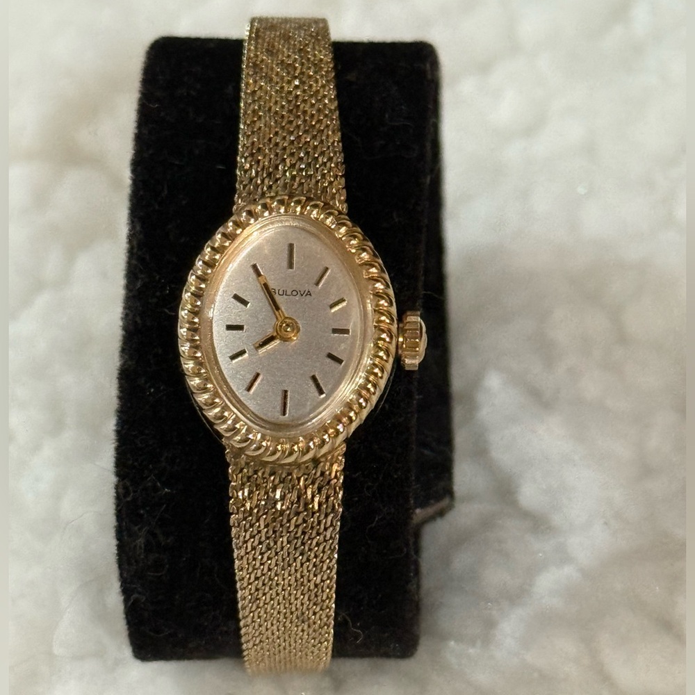 Vintage 80’s Bulova 10K Gold Filled Bracelet Watch in Original Box - Picture 4 of 16